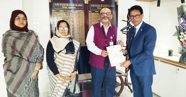 শিক্ষামন্ত্রীর কাছে ঢাবি ভিসির অব্যাহতিপত্র জমা দেয়ার মুহূর্ত